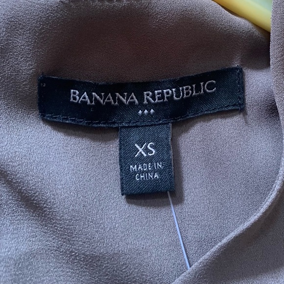 New With Tag! Banana Republic Sleeveless Light Tan Blouse Poppy Pleated Hem XS - Picture 3 of 10